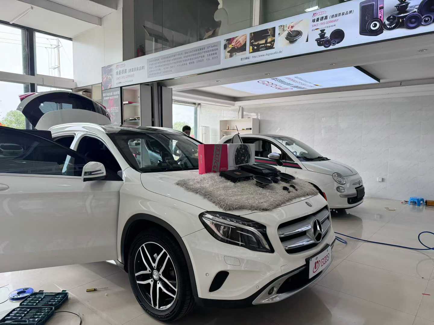 奔驰GLA音响升级｜埃曼德高AS6.8+AB类DSP，无损改装，能听能炸更对味